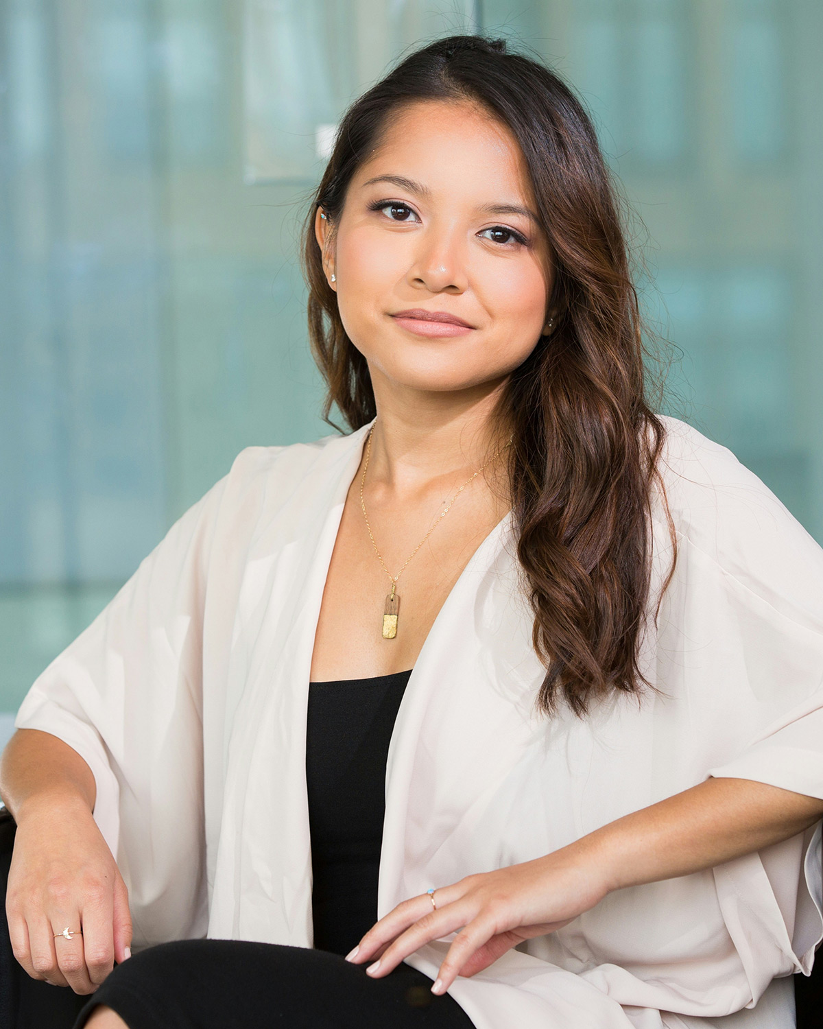 jade-fondatrice-conciergerie-clea smiling woman wearing white and black pinstriped collared top